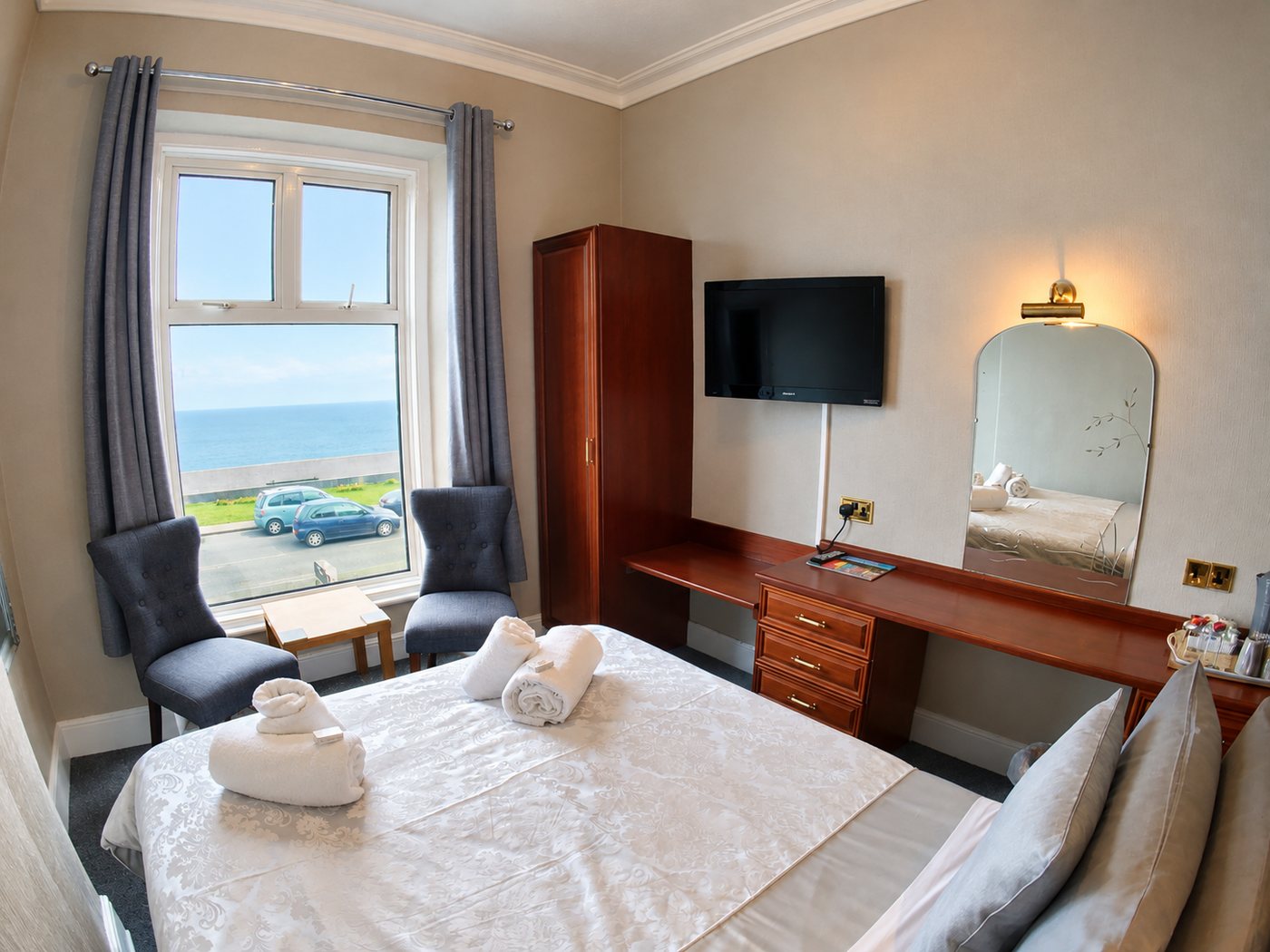 Sea-view double room at Bromwell Court